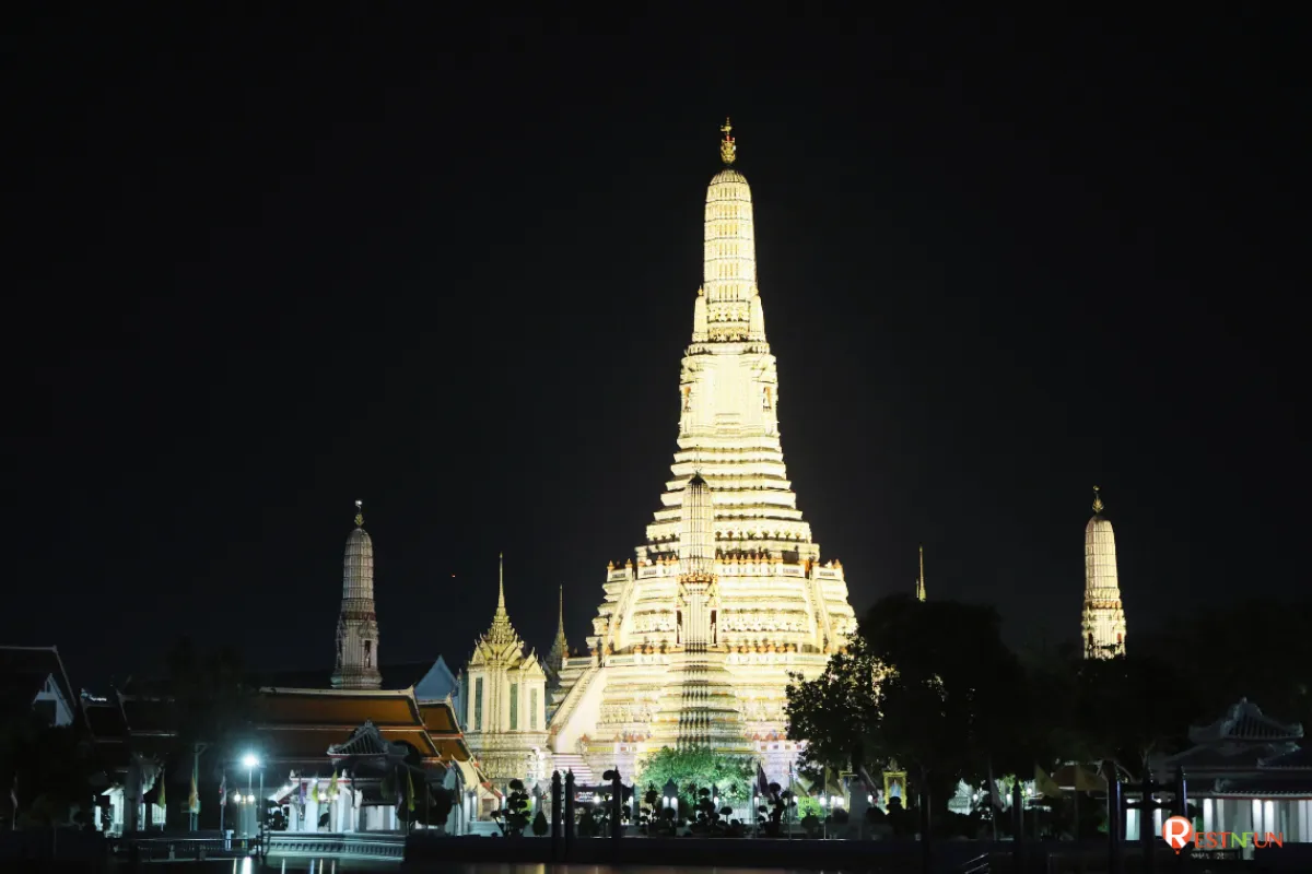 Cruise along the Chao Phraya River with Alangka Cruise and enjoy the view of Wat Arun